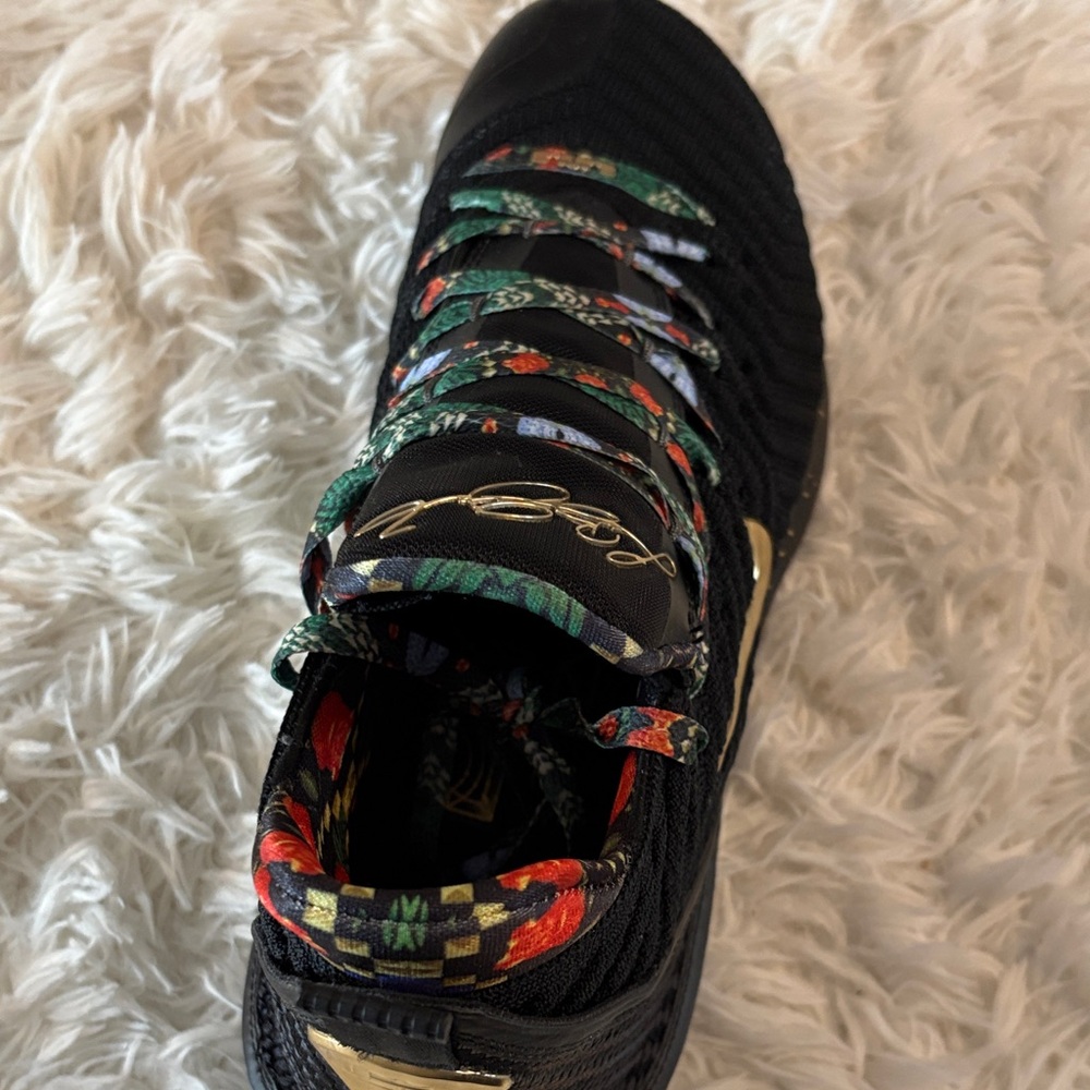 Stylish Black and Gold Athletic Shoes for Men - Picture 6 of 7